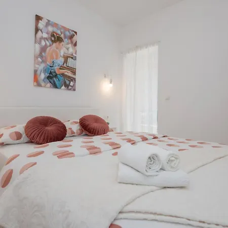 In Runovici With Jacuzzi Holiday home