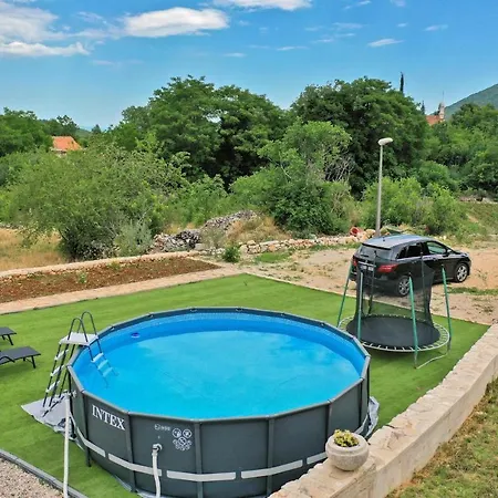 Holiday home In Runovici With Jacuzzi