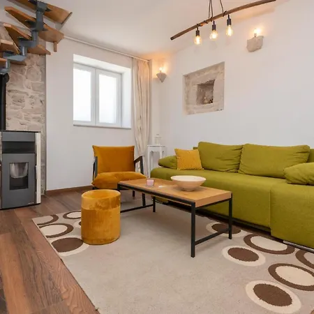 2 Bedroom Beautiful In Runovici Будинок відпочинку Runovic