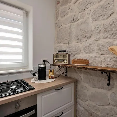 Holiday home In Runovici With Jacuzzi *